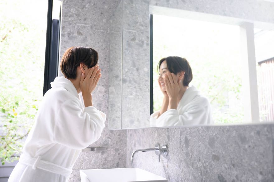 バスローブを着た人